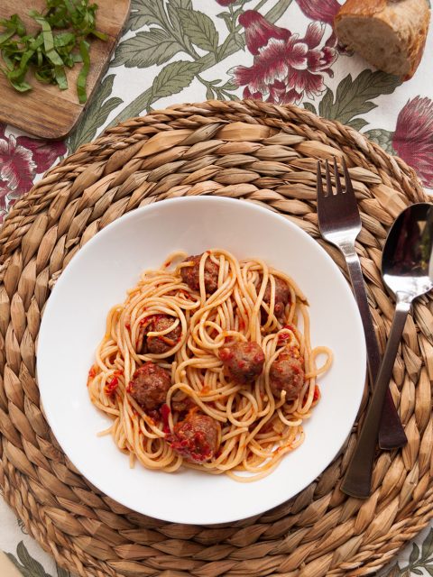 Spaguetti con salsa y albondigas