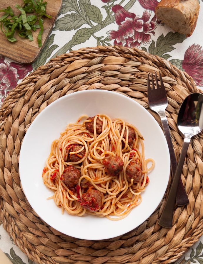 Espaguetis con albondigas, Spaghetti and meatballs