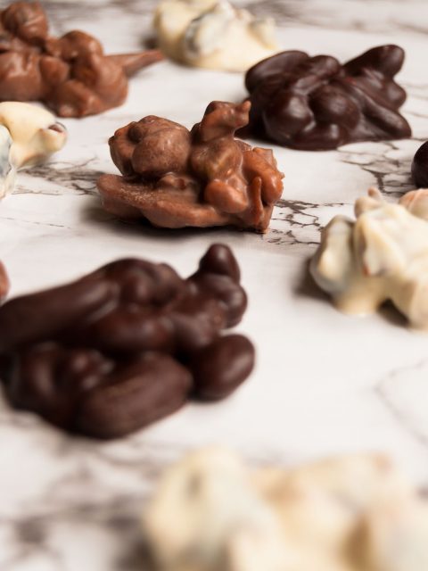 rocas de chocolate y frutos secos caramelizados